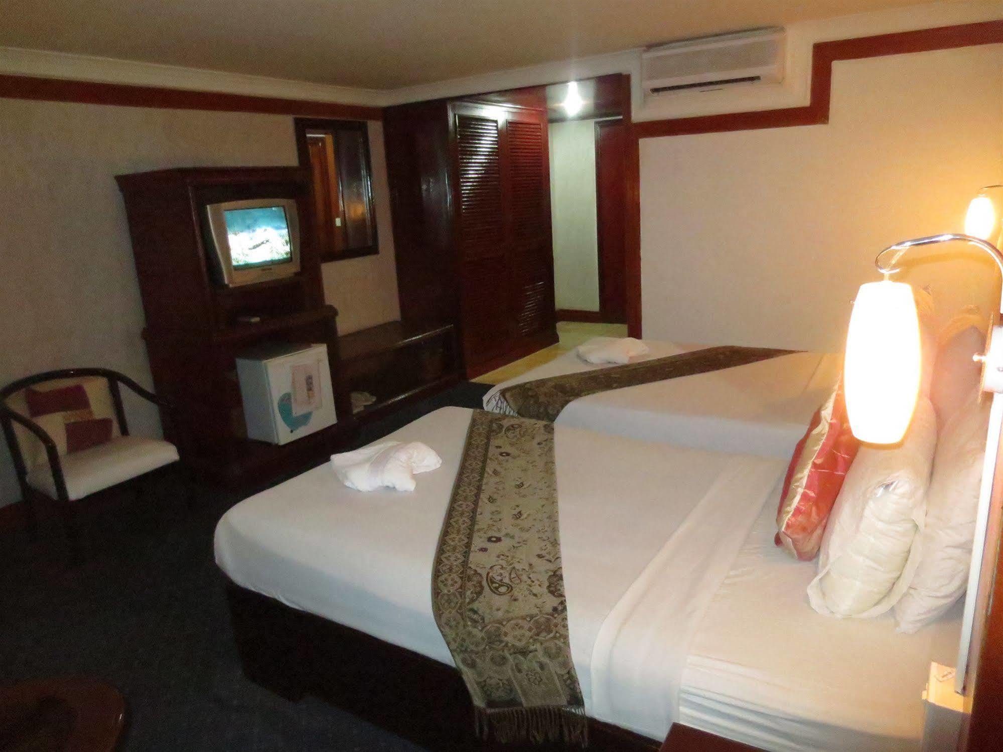 Khmeroyal Hotel Phnom Penh Exterior photo