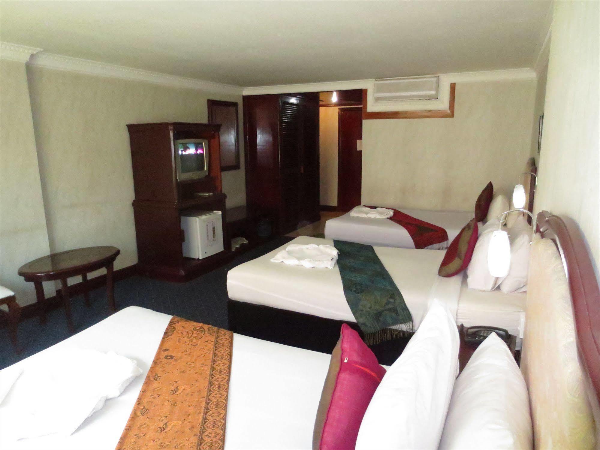 Khmeroyal Hotel Phnom Penh Exterior photo
