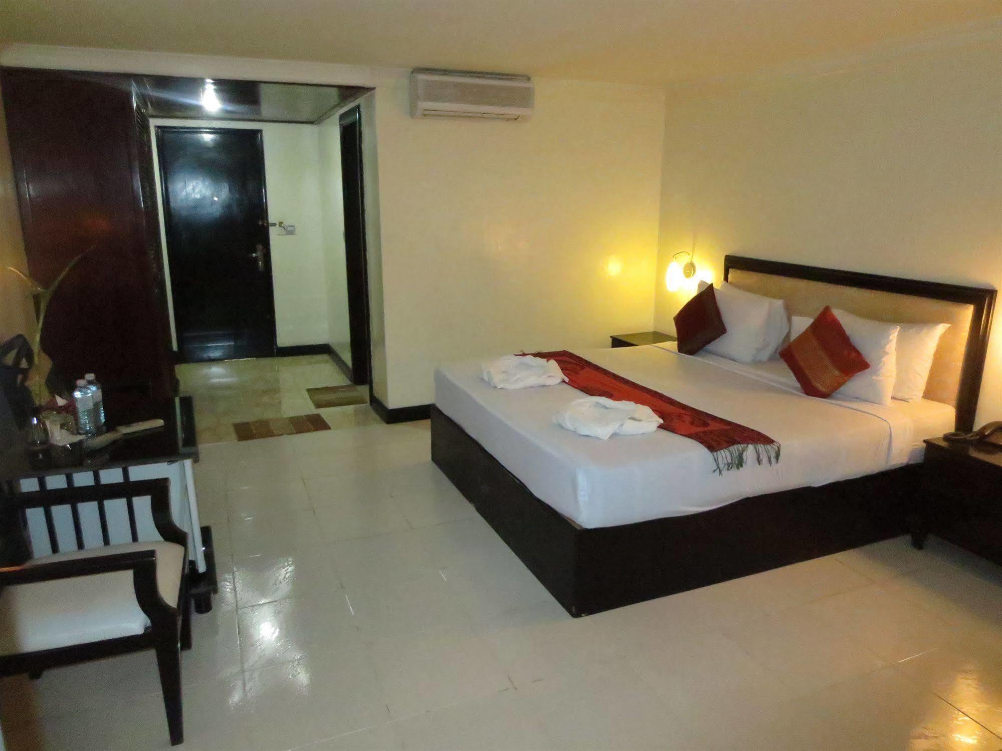 Khmeroyal Hotel Phnom Penh Exterior photo
