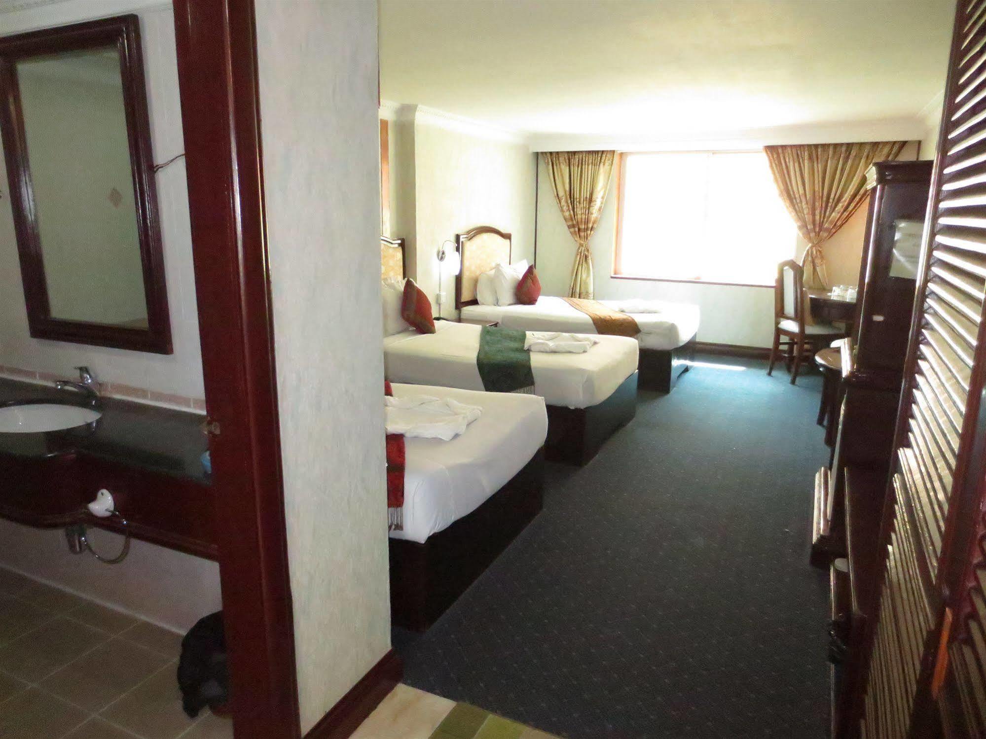 Khmeroyal Hotel Phnom Penh Exterior photo