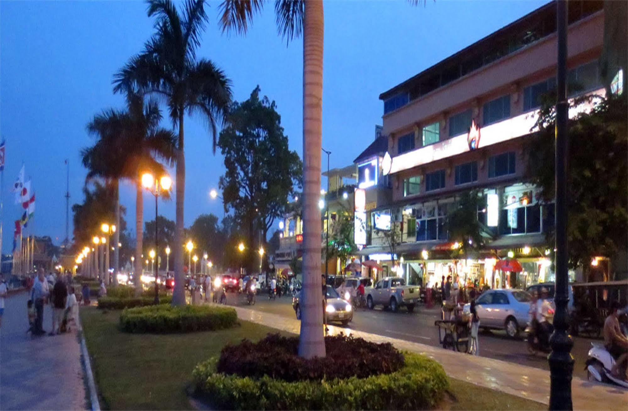 Khmeroyal Hotel Phnom Penh Exterior photo