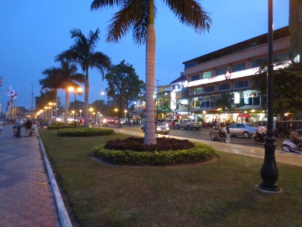 Khmeroyal Hotel Phnom Penh Exterior photo