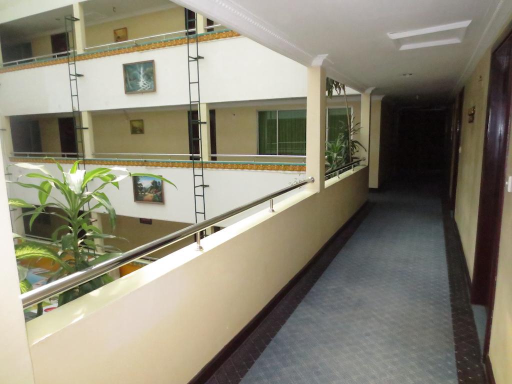 Khmeroyal Hotel Phnom Penh Exterior photo